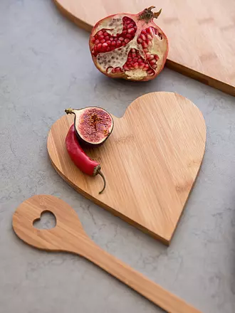 RAEDER | Tagliere a forma di cuore medio "L'uomo non vive di solo pane..." 29x26cm | 